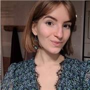 Prof à domicile donnant des cours de soutien scolaire et aide aux devoirs pour élèves de primaire